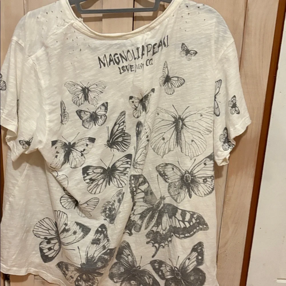 Magnolia Pearl Boundless Butterfly tee in tru - Picture 3 of 3